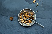 Nut crunch with apple pulp and coconut blossom sugar (low carb)