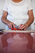 Preparing tomatoes