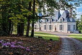 Weg zum Château Des Grotteaux durch die Parkanlage