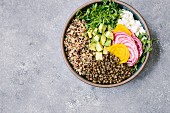 Abundance Bowl mit Quinoa, Sprossen, Linsen, Avocado und Chioggia
