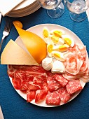 Fellata, traditionelles Ostergericht mit Salami und Käse aus Neapel (Kampanien, Italien)