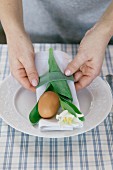 Serviette mit Tulpe und Ei dekoriert, zu Ostern