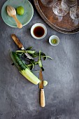 Matcha-Weincocktail mit Gurkensaft zubereiten: Gurke schälen