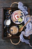 Smoothie-Bowl mit Erdbeerjoghurt, Blaubeeren und Granola zum Frühstück