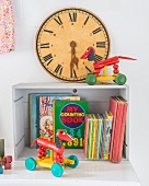 Vintage Zifferblatt mit römischen Zahlen, Retro Kinderspielzeug und bunte Bilderbücher