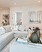 Helles Wohnzimmer mit gemütlicher Couch und elegantem Flair