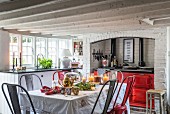 Roter Küchenherd und weihnachtlich dekorierter Esstisch