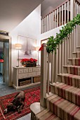 Diele mit Holztreppe und weihnachtlich geschmücktem Geländer