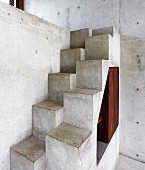 Treppe aus Beton mit versetzten Stufen