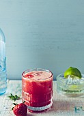 Erdbeer-Wassermelonen-Drink mit Mineralwasser