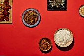 Koreanische Gerichte (Reis, Kimchi und scharfer Gurkensalat)