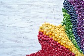 Obst, Kräuter und Gemüse in Regenbogenfarben