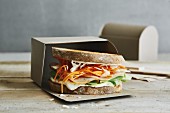 Dinkelbrot-Sandwich mit orientalisch marinierter Putenbrust