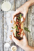 Veganes Sandwich mit Ratatouille, Cashewkernen und Rucola