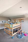 Hochbett aus Holz im Kinderzimmer mit Kindern und Frau
