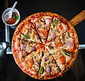 Vegetarische würzige Pizza im Restaurant