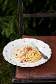 Spaghetti carbonara (Pasta mit geräuchertem Speck, Parmasen und Eigelb)