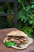 Vollkorn-Sandwich mit Feldsalat, gebratener Entenbrust und Waldpilzen