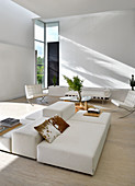 Modernes Wohnzimmer in Weiß mit Designermöbeln