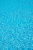 Reflexionen auf dem Wasser im blauen Swimming-Pool