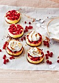 Mini cheesecakes with mascarpone and redcurrants