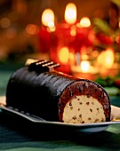 Eisroulade mit Schokoladenglasur zu Weihnachten