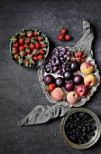 Verschiedene Früchte auf silbernen Tellern (Aufsicht)