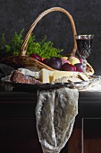 Stillleben mit Obst, Käse und Wein