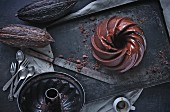 Schokoladenguglhupf, Backform und Kakaofrüchte