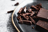 Zerkleinerte Schokolade auf Teller (Nahaufnahme)