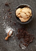 Salted Caramel Eiscreme mit Schokolade und Meersalz