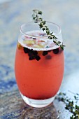 Fruchtiger Cocktail mit Thymian