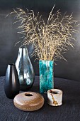 Vasen aus den Siebzigern mit getrockneten Gräsern