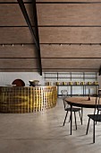 Runde Bar aus Metall im modern renovierten Weingut
