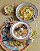 Fischsuppe zweimal anders: mit Miesmuscheln und Petersilien-Crostini und auf asiatische Art