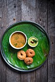 Medu Vada mit Sambhar und Kokosnuss-Chutney (Indien)