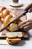 Challah-Brot (Jüdischer Hefezopf) wird in Scheiben geschnitten