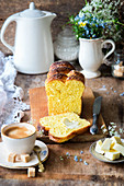 Hausgemachtes Brioche, eine Scheibe mit Butter