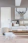 Hirsch-Bild über dem Sofa im cremefarbenen Wohnzimmer