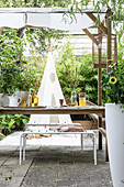 Gedeckter Gartentisch auf der überdachten Terrasse