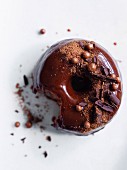 Angebissener Donut mit Schokoglasur und reichhaltiger Schokoladendeko