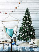 Maritim geschmückter Weihnachtsbaum und Hängesessel