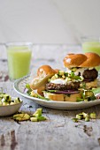 Lamm-Burger mit Zucchini-Pickles und griechischem Joghurt