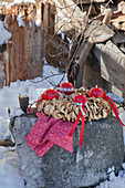 Adventskranz mit Kugelkerzen und getrockneten Apfelringen