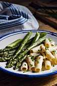 Green asparagus with tortiglioni and goat's cheese sauce