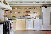 Landhausküche mit Regalen und gelber Wandverkleidung