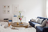 Runder Couchtisch mit Steinplatte im eleganten Wohnzimmer in Blau und Weiß