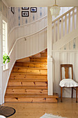Holztreppe im Eingangsbereich im skandinavischen Landhausstil