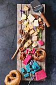 Holländische Käseplatte mit rosa Basilikum-Käse, blauem Lavendel-Käse, jungem und gereiftem Käse
