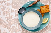 Kalte Honigmelonen-Joghurt-Suppe und gebackene Kichererbsenschnitten